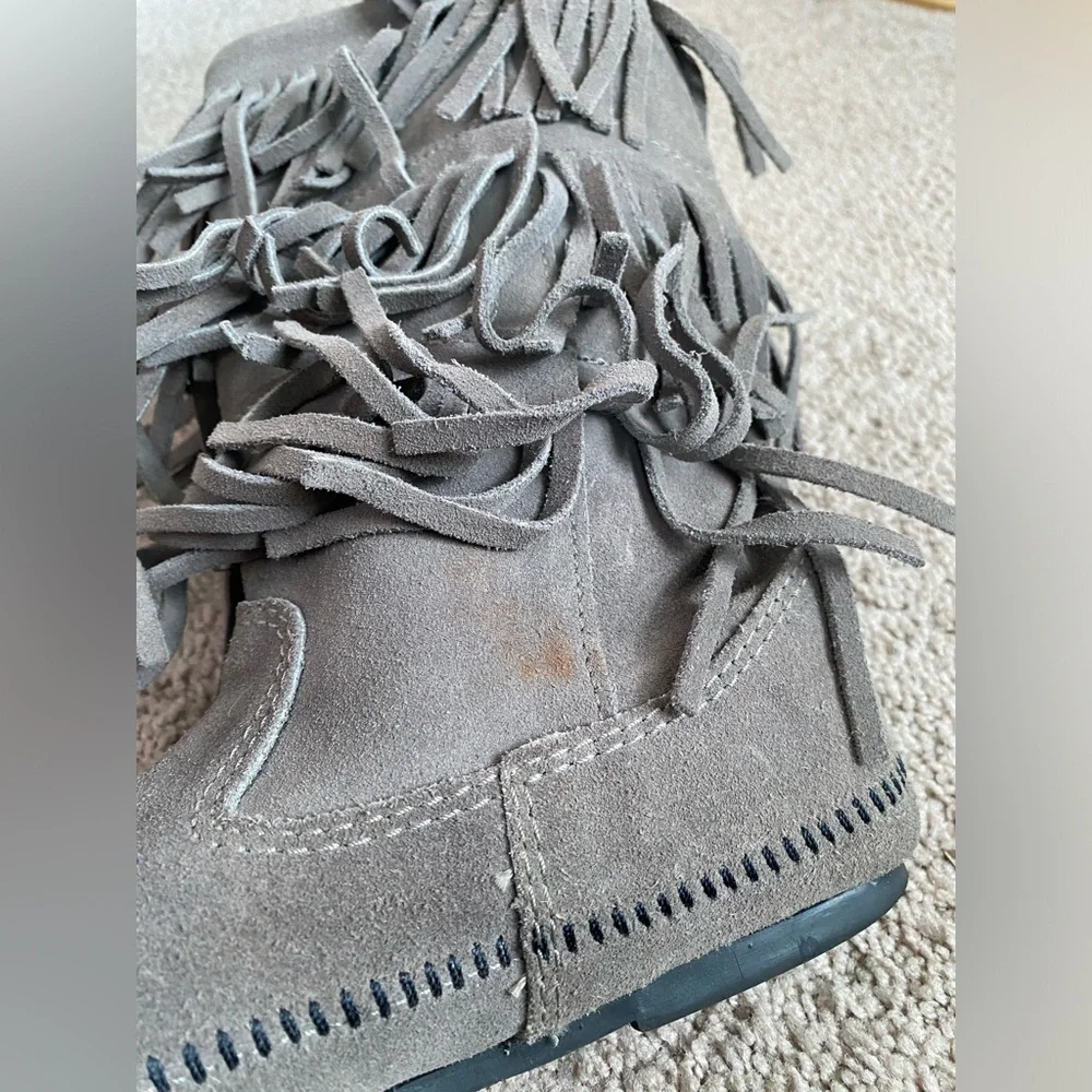 Grey Minnetonka 3 layer fringe boots - Picture 6 of 11